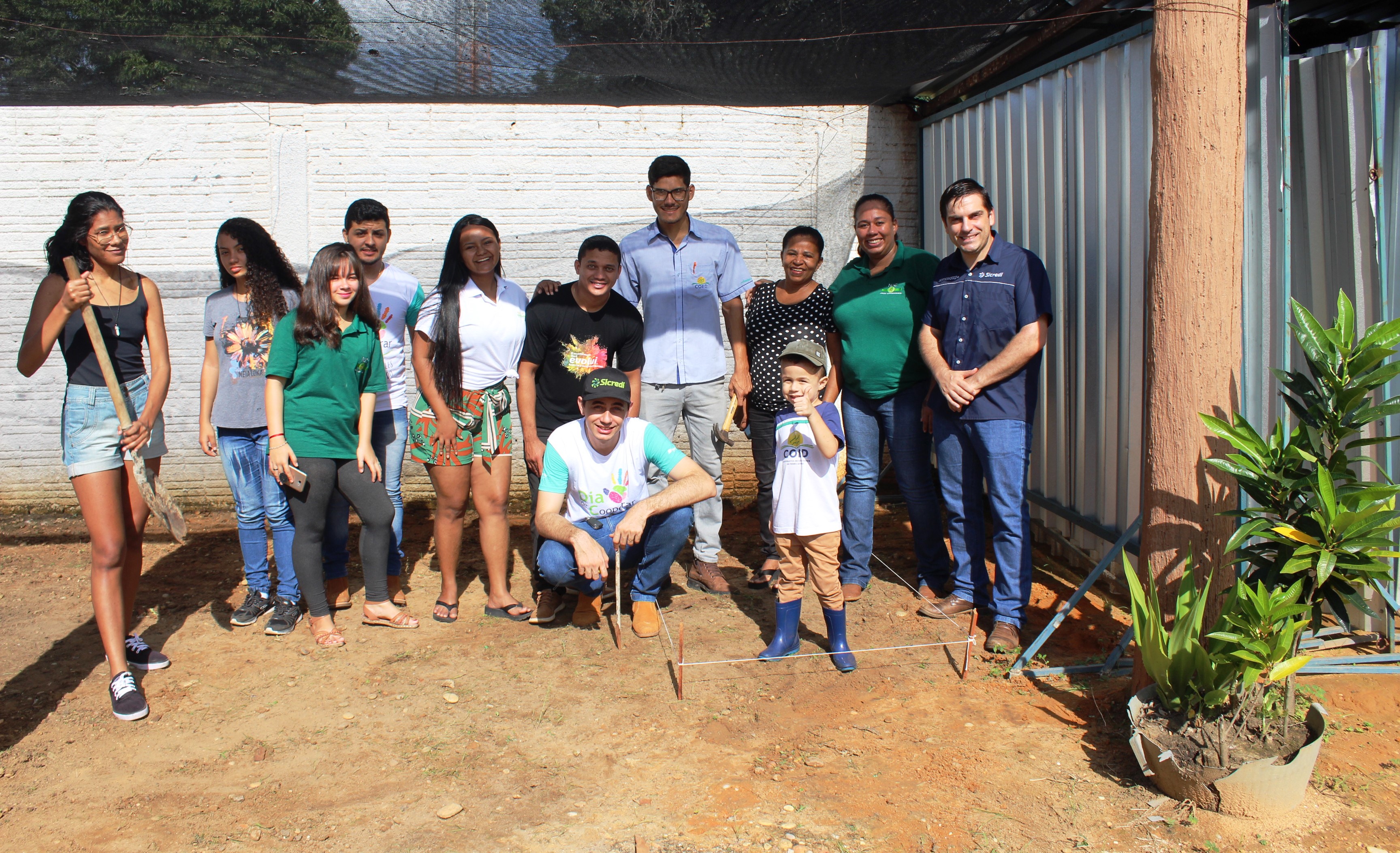 Jovens cooperativistas implantam horta na APAE de Pedro Afonso