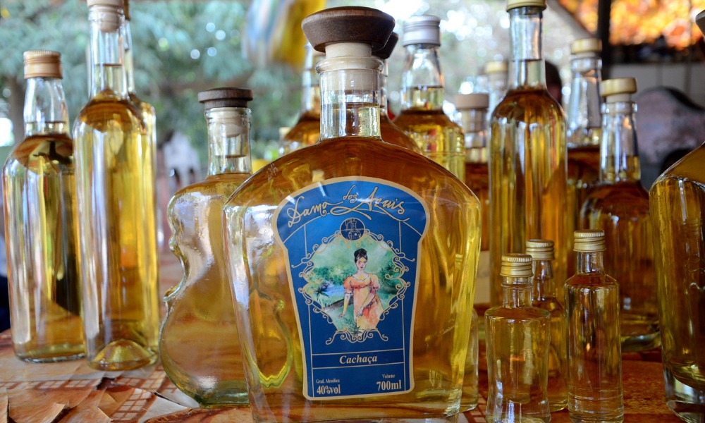 Trabalhando na produção de cachaça artesanal, Coopercato almeja alcançar novos mercados